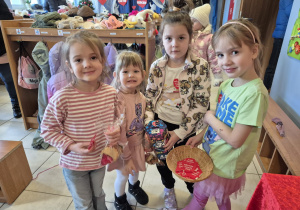 Cztery dziewczynki trzymają puszkę wielkiej orkiestry