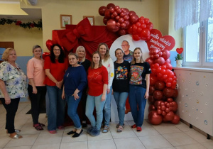 Kadra na tle ścianki z balonami