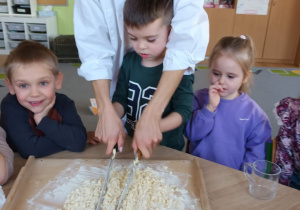 Nauczycielka z dziećmi piecze ciasteczka