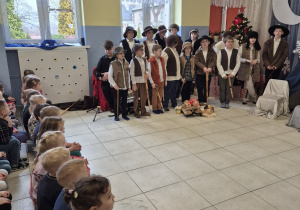 grupa uczniów podczas występu jasełkowewgo dla przedszkolaków, dzieci przebrane za pastuszków