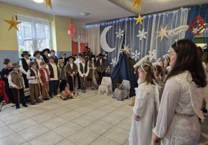 grupa uczniów podczas występu jasełkowewgo dla przedszkolaków, dzieci przebrane za postacie z Jasełek