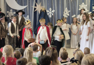 grupa uczniów podczas występu jasełkowewgo dla przedszkolaków, dzieci przebrane za postacie z Jasełek , na pierwszym planie królowie