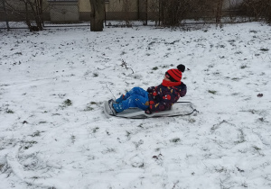 chłopiec na sankach