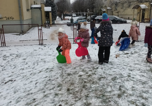 grupa dzieci podczas zabaw na śniegu