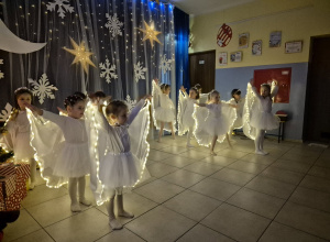 Bożonarodzeniowe występy Biedronek i Pszczółek