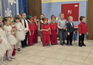 grupa dzieci prezentuje występ świateczny rodzicom,