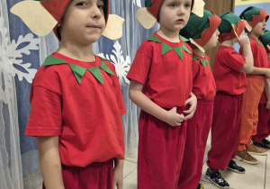 chłopcy przebrani za elfy podczas występu świątecznego dla rodziców