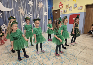 dziewczynki przebrane za choineczki tańczą