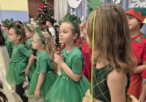 grupa dziewczynek przebranych za choineczki na występie dla rodziców