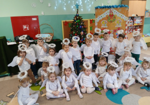 grupa dzieci w klasie pozuje do wspólnego zdjęcia