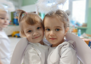 dwie dziewczynki przebrane za aniołki