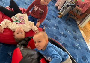 dzieci bawią się w czytelni biblioteki dla dzieci