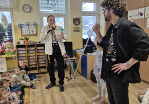 goście prezentują dzieciom jak gra sięna trąbce