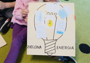 dwoje dzieci prezentuje wykonaną przez siebie pracę