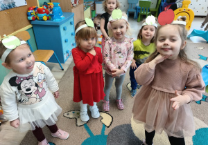 grupa dzici w klasie, na głowach mają opaski z emblematami owoców