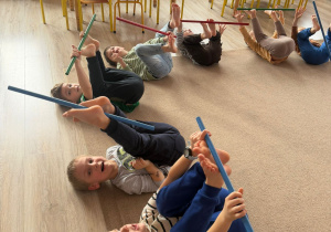 grupa dzieci podczas aktywności z patyczkami gimnastycznymi