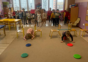 dzieci biorą udział w wyścigu rzędów