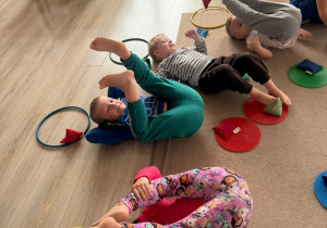 grupa dzieci podczas aktywności fizycznej z woreczkami