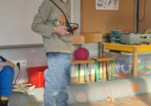 chłopiec pracuje z robotem edukacyjnym