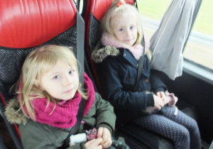 dwie dziewczynki siedzą w autokarze w drodze do Łodzi