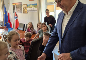 Dzieci dziękują Burmistrzowi a wizytę.