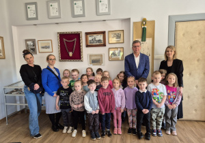 Nauczycielki, dzieci i Pan Burmistrz pozują do wspólnego zdjęcia.