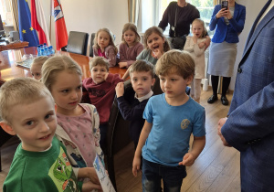 Dzieci wręczają Burmistrzowi dyplom w ramach podziękowania za wizytę.