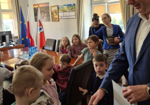 Dzieci wręczają Burmistrzowi dyplom w ramach podziękowania za wizytę.