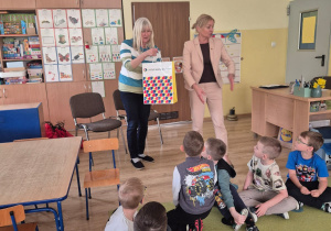 Pani Dyrektor przekazuje dzieciom torbę z prezentami.