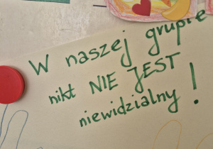 Zdjęcie przedstawia hasło: "W naszej grupie nikt nie jest niewidzialny."