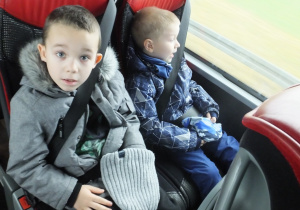 dwoje dzieci siedzi w autokarze w drodze do Łodzi