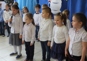 grupa dzieci recytuje wierszyki